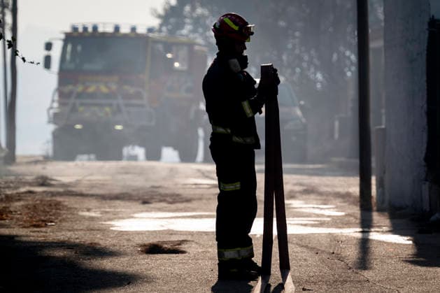A wildfire in Aldea del Fresno, Madrid, forces the lockdown of this town and Villamantilla. Several firefighters are assisting with firefighting efforts, as of August 19, 2026, in Aldea del Fresno, Madrid, Spain. A new wildfire in the Sierra Oeste region of Madrid, located in Aldea del Fresno at 2:30 p.m., is forcing the lockdown of this town and Villamantilla. The fire has been located at kilometer 52 of the M-510, near Aldea del Fresno. The Community of Madrid has activated Infoma Operational Level 2, and approximately twenty ground crews and five aerial crews from the Community’s fire department are currently working in the area, forest firefighters, and forest rangers. AUGUST 19, 2026 FIRE ALDEA DEL FRESNO FIREFIGHTERS FOREST RANGERS F  Copyright: xA.xPÃ rezxMecax 7721325