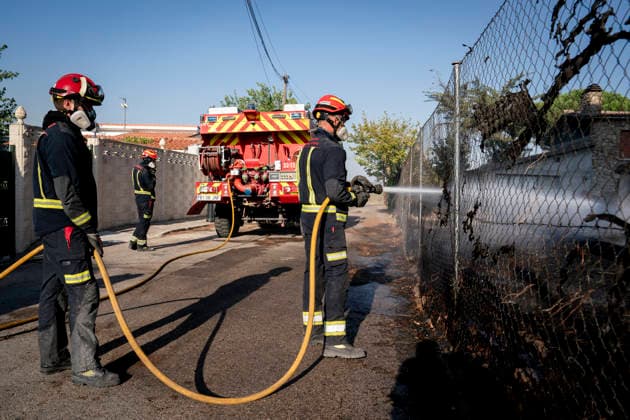 A wildfire in Aldea del Fresno, Madrid, forces the lockdown of this town and Villamantilla. Several firefighters are assisting with firefighting efforts, as of August 19, 2026, in Aldea del Fresno, Madrid, Spain. A new wildfire in the Sierra Oeste region of Madrid, located in Aldea del Fresno at 2:30 p.m., is forcing the lockdown of this town and Villamantilla. The fire has been located at kilometer 52 of the M-510, near Aldea del Fresno. The Community of Madrid has activated Infoma Operational Level 2, and approximately twenty ground crews and five aerial crews from the Community’s fire department are currently working in the area, forest firefighters, and forest rangers. AUGUST 19, 2026 FIRE ALDEA DEL FRESNO FIREFIGHTERS FOREST RANGERS F  Copyright: xA.xPÃ rezxMecax 7721327