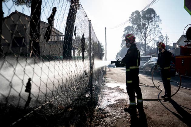 A wildfire in Aldea del Fresno, Madrid, forces the lockdown of this town and Villamantilla. Several firefighters are assisting with firefighting efforts, as of August 19, 2026, in Aldea del Fresno, Madrid, Spain. A new wildfire in the Sierra Oeste region of Madrid, located in Aldea del Fresno at 2:30 p.m., is forcing the lockdown of this town and Villamantilla. The fire has been located at kilometer 52 of the M-510, near Aldea del Fresno. The Community of Madrid has activated Infoma Operational Level 2, and approximately twenty ground crews and five aerial crews from the Community’s fire department are currently working in the area, forest firefighters, and forest rangers. AUGUST 19, 2026 FIRE ALDEA DEL FRESNO FIREFIGHTERS FOREST RANGERS F  Copyright: xA.xPÃ rezxMecax 7721328