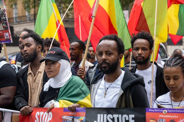 News Bilder des Tages Amhara Protesters Block Downing Street Entrance in London - 19 Aug 2026 Demonstrators carrying Ethiopian flags and a banner reading Stop the Genocide Against Amhara and Justice march through central London. Members of the Amhara community held a protest against what they describe as an ongoing campaign of ethnic cleansing and genocide against the Amhara people by the Ethiopian government. The Amhara are one of Ethiopia s largest ethnic groups. Since armed conflict escalated between government forces and the Fano militia in the Amhara region in April 2023, rights groups and Amhara diaspora organisations have accused Prime Minister Abiy Ahmed s government of mass killings, displacement and drone strikes against Amhara civilians, allegatio Copyright: xIanxDavidsonx xSOPAxImagesx idavidson32581