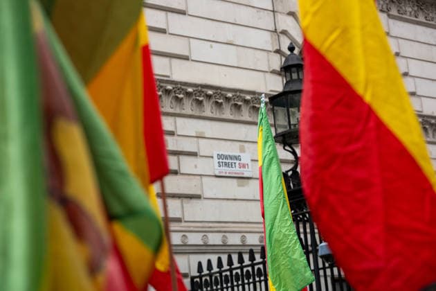 Amhara Protesters Block Downing Street Entrance in London - 19 Aug 2026 Ethiopian flags are held outside gates bearing the Downing Street SW1 sign during a demonstration. Members of the Amhara community held a protest against what they describe as an ongoing campaign of ethnic cleansing and genocide against the Amhara people by the Ethiopian government. The Amhara are one of Ethiopia s largest ethnic groups. Since armed conflict escalated between government forces and the Fano militia in the Amhara region in April 2023, rights groups and Amhara diaspora organisations have accused Prime Minister Abiy Ahmed s government of mass killings, displacement and drone strikes against Amhara civilians, allegations the Ethiopian government denies. Th Copyright: xIanxDavidsonx xSOPAxImagesx idavidson32589