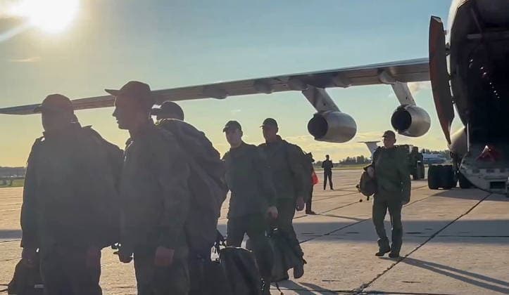 BELARUS - AUGUST 19, 2026: Russian servicemen released from Ukrainian captivity disembark from an aircraft. Video screen grab. Best quality available. Alexei Zhukov TASS  96358291