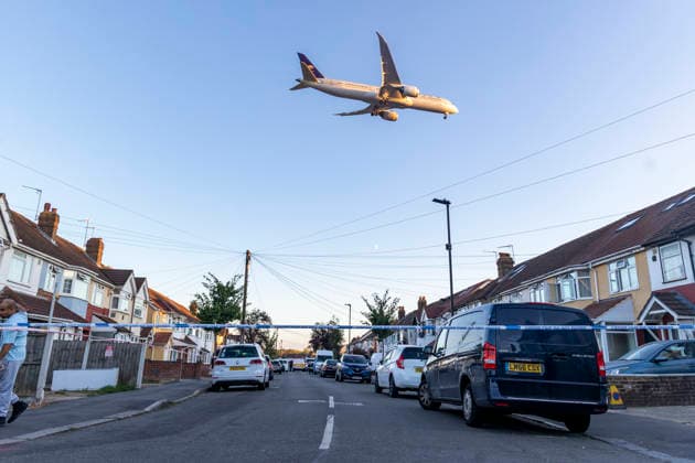 August 19, 2026, London, London, UK: London, UK. Police officers cordoned the scene of a fire in Hounslow, west London, where a murder investigation has been launched following the death of a 48-year-old woman. London UK  - ZUMAl94_ 20260819_zaf_l94_011 Copyright: xMarcinxNowakx