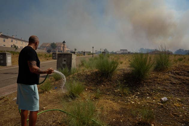 Wildfires continue in Madrid MADRID, SPAIN - AUGUST 19: Fire extinguishing efforts continue both from the air and land to contain a wildfire in the Aldea del Fresno Village of Madrid, Spain on August 19, 2026. Muath Hamed Anadolu Madrid Spain. Editorial use only. Please get in touch for any other usage.  Copyright: x2026xAnadoluxMuathxHamedx