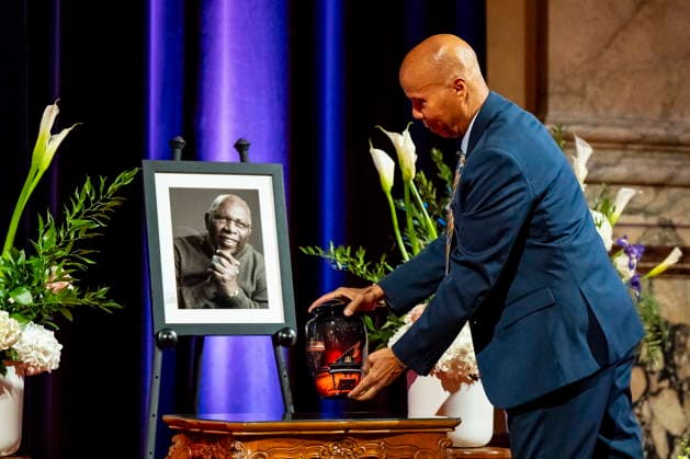 August 19, 2026, Montreal, Pq, CANADA: Richard Jones, son of late jazz pianist Oliver Jones, places his fatheröÄÃ s urn below his portrait during a ceremony at MontrealöÄÃ s city hall on Wednesday, August 19, 2026. Montreal CANADA  - ZUMAc35_ 20260819_zaf_c35_051 Copyright: xChristopherxKatsarovx