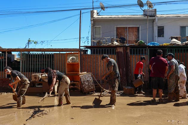 Chile declares a state of catastrophe in Tocopilla after severe mudslides TOCOPILLA, CHILE - AUGUST 19: People remove mud from mudslides that affected the town of Tocopilla, in northern Chile, on Wednesday, August 19. Chilean President Jose Antonio Kast declared a state of constitutional emergency due to the disaster in the province of Tocopilla, Antofagasta region, on Tuesday, after a frontal system caused mudslides, landslides, and overflowing streams in the area. Lucas Aguayo Araos Anadolu Tocopilla Chile. Editorial use only. Please get in touch for any other usage.  Copyright: x2026xAnadoluxLucasxAguayoxAraosx