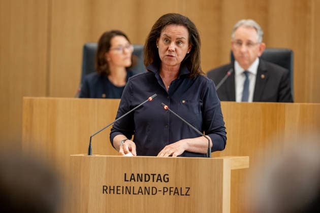 Ute Eiling-Hütig Dr. Ute Eiling-Hütig (CDU), Bildungsministerin in Rheinland-Pfalz, aufgenommen während einer Debatte im Landtag in Mainz. Mainz Rheinland-Pfalz Deutschland *** Ute Eiling Hütig, Dr. Ute Eiling Hütig, CDU, Minister of Education in Rhineland-Palatinate, photographed during a debate in the state parliament in Mainz, Rhineland-Palatinate, Germany