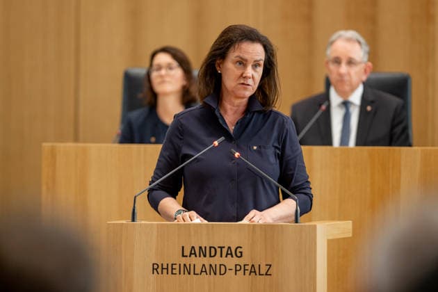 Ute Eiling-Hütig Dr. Ute Eiling-Hütig (CDU), Bildungsministerin in Rheinland-Pfalz, aufgenommen während einer Debatte im Landtag in Mainz. Mainz Rheinland-Pfalz Deutschland *** Ute Eiling Hütig, Dr. Ute Eiling Hütig, CDU, Minister of Education in Rhineland-Palatinate, photographed during a debate in the state parliament in Mainz, Rhineland-Palatinate, Germany