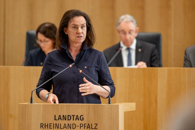 Ute Eiling-Hütig Dr. Ute Eiling-Hütig (CDU), Bildungsministerin in Rheinland-Pfalz, aufgenommen während einer Debatte im Landtag in Mainz. Mainz Rheinland-Pfalz Deutschland *** Ute Eiling Hütig, Dr. Ute Eiling Hütig, CDU, Minister of Education in Rhineland-Palatinate, photographed during a debate in the state parliament in Mainz, Rhineland-Palatinate, Germany