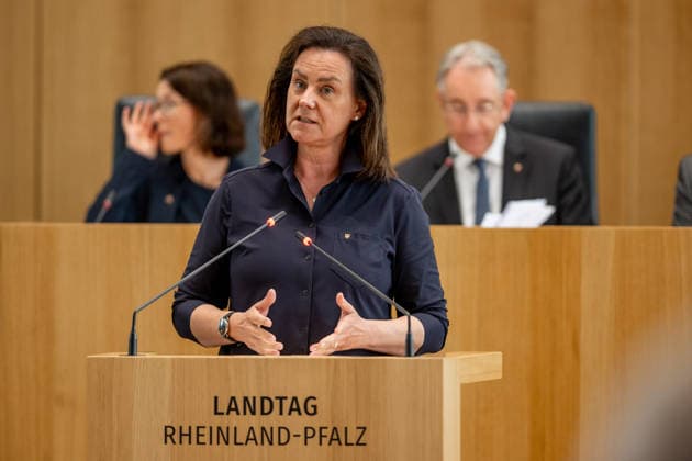 Ute Eiling-Hütig Dr. Ute Eiling-Hütig (CDU), Bildungsministerin in Rheinland-Pfalz, aufgenommen während einer Debatte im Landtag in Mainz. Mainz Rheinland-Pfalz Deutschland *** Ute Eiling Hütig, Dr. Ute Eiling Hütig, CDU, Minister of Education in Rhineland-Palatinate, photographed during a debate in the state parliament in Mainz, Rhineland-Palatinate, Germany