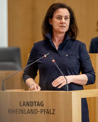 Ute Eiling-Hütig Dr. Ute Eiling-Hütig (CDU), Bildungsministerin in Rheinland-Pfalz, aufgenommen während einer Debatte im Landtag in Mainz. Mainz Rheinland-Pfalz Deutschland *** Ute Eiling Hütig, Dr. Ute Eiling Hütig, CDU, Minister of Education in Rhineland-Palatinate, photographed during a debate in the state parliament in Mainz, Rhineland-Palatinate, Germany