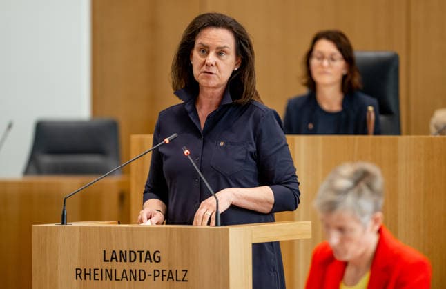 Ute Eiling-Hütig Dr. Ute Eiling-Hütig (CDU), Bildungsministerin in Rheinland-Pfalz, aufgenommen während einer Debatte im Landtag in Mainz. Mainz Rheinland-Pfalz Deutschland *** Ute Eiling Hütig, Dr. Ute Eiling Hütig, CDU, Minister of Education in Rhineland-Palatinate, photographed during a debate in the state parliament in Mainz, Rhineland-Palatinate, Germany
