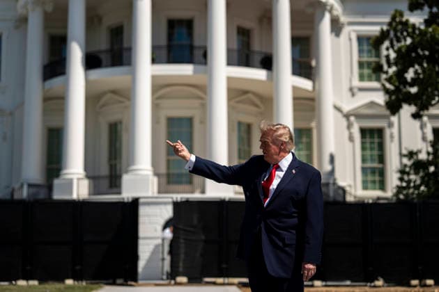 WASHINGTON, DC - AUGUST 19: US President Donald Trump speaks to members of the media while touring the White House helipad construction on the South Lawn of the White House in Washington, DC, US, on Wednesday, Aug. 19, 2026. Copyright: xAlxDragox xPoolxviaxCNPx MediaPunchx