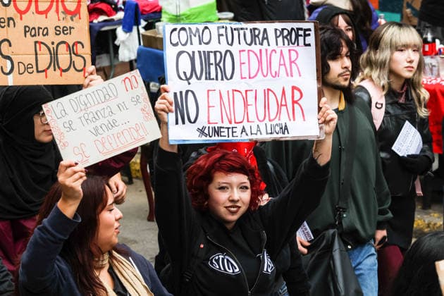 News Bilder des Tages Students protest against Jose Antonio Kast s mega-reform in Valparaiso, Chile - 19 Aug 2026 Protesters march with placards expressing their opinion during a demonstration against Jose Antonio Kast s mega-reform. Valparaiso Chile Copyright: xCristobalxBasaurexArayax xSOPAxImagesx Foto-1