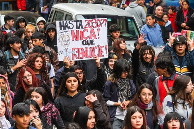 Students protest against Jose Antonio Kast s mega-reform in Valparaiso, Chile - 19 Aug 2026 Protesters march with placards expressing their opinion during a demonstration against Jose Antonio Kast s mega-reform. Valparaiso Chile Copyright: xCristobalxBasaurexArayax xSOPAxImagesx Foto-2