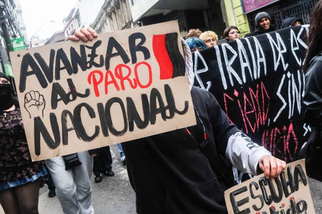 Students protest against Jose Antonio Kast s mega-reform in Valparaiso, Chile - 19 Aug 2026 Protesters march with placards expressing their opinion during a demonstration against Jose Antonio Kast s mega-reform. Valparaiso Chile Copyright: xCristobalxBasaurexArayax xSOPAxImagesx Foto-3