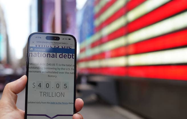 (260819) -- NEW YORK, Aug. 19, 2026 -- This photo taken on Aug. 19, 2026 shows the U.S. national debt surpassing 40 trillion U.S. dollars, in New York, the United States. The U.S. national debt has surpassed 40 trillion U.S. dollars, according to data released by the Treasury Department on Wednesday. ) Photo Flash U.S. national debt tops 40 trillion USD: Treasury Department ZhangxFengguo 