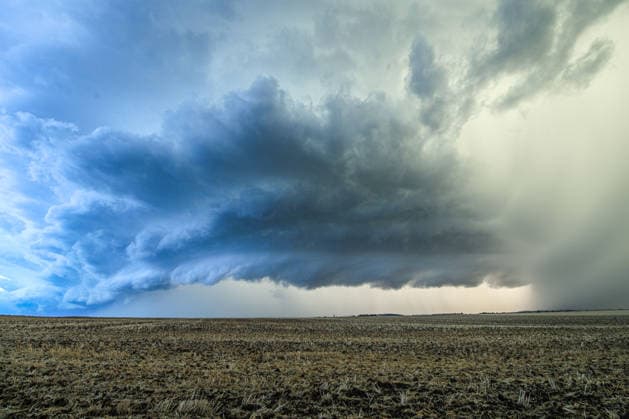 Gewitterfront zieht über Hessen, Eine markante Superzelle zieht über Lich im mittelhessischen Landkreis Gießen. Dunkle, bedrohlich rotierende Wolken prägen den Himmel über der historischen Stadt. Das schwere Gewitter sorgte örtlich für erhebliche Schäden und brachte unter anderem Starkregen, Sturmböen und teils heftige Unwettererscheinungen mit sich. Lich Hessen Deutschland Lich *** A thunderstorm front is moving across Hesse. A striking supercell is passing over Lich in the Giessen district of central Hesse. Dark, menacing swirling clouds dominate the sky above the historic town. The severe thunderstorm caused significant local damage and brought, among other things, heavy rain, gusts of wind, and, in some cases, severe weather co Copyright: x xonw-imagesx xAlexanderxWolfx