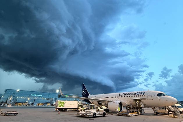 Gewitterfront zieht über Hessen, Eine mächtige Gewitterzelle baut sich über dem Frankfurter Flughafen auf. Das schwere Gewitter sorgte örtlich für erhebliche Schäden und brachte unter anderem Starkregen, Sturmböen und teils heftige Unwettererscheinungen mit sich. Frankfurt am Main Hessen Deutschland Frankfurt am Main *** A thunderstorm front is moving across Hesse; a powerful thunderstorm cell is forming over Frankfurt Airport. The severe thunderstorm caused significant local damage and brought, among other things, heavy rain, gusty winds, and, in some cases, intense storm conditions. Frankfurt am Main, Hesse, Germany, Frankfurt am Main Copyright: x xonw-imagesx xKesslerx xSchneex