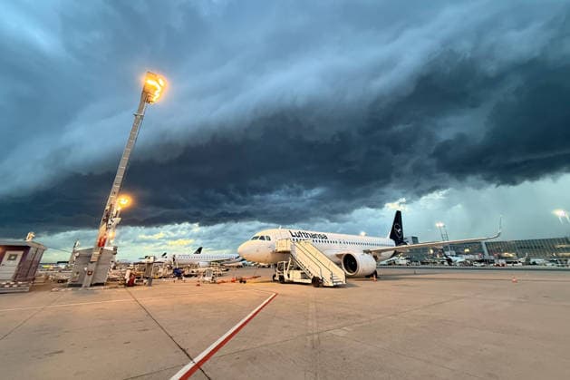 Gewitterfront zieht über Hessen, Eine mächtige Gewitterzelle baut sich über dem Frankfurter Flughafen auf. Das schwere Gewitter sorgte örtlich für erhebliche Schäden und brachte unter anderem Starkregen, Sturmböen und teils heftige Unwettererscheinungen mit sich. Frankfurt am Main Hessen Deutschland Frankfurt am Main *** A thunderstorm front is moving across Hesse; a powerful thunderstorm cell is forming over Frankfurt Airport. The severe thunderstorm caused significant local damage and brought, among other things, heavy rain, gusty winds, and, in some cases, intense storm conditions. Frankfurt am Main, Hesse, Germany, Frankfurt am Main Copyright: x xonw-imagesx xKesslerx xSchneex