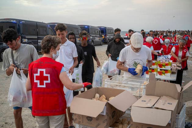 The humanitarian crisis in Ceuta continues. Several migrants wait in line for food on a beach on August 19, 2026, in Ceuta, Spain. Ceuta continues to face a serious humanitarian crisis following the historic mass influx of more than 70,000 migrants who swam across the Tarajal on July 30 and 31. Although the police deployment and border reinforcement by by Moroccan authorities have succeeded in curbing the influx, the autonomous city continues to face a serious humanitarian crisis, health, and security crises. AUGUST 19, 2026 CEUTA MIGRATION CRISIS MIGRANTS IMMIGRANTS TRAMPOLÍN TARAJAL PLAYA BENÍTEZ Ceuta Ceuta, Spain  Copyright: xMarcosxMorenox 7721843