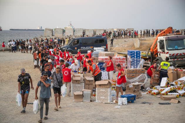 The humanitarian crisis in Ceuta continues. Several migrants wait in line for food on a beach on August 19, 2026, in Ceuta, Spain. Ceuta continues to face a serious humanitarian crisis following the historic mass influx of more than 70,000 migrants who swam across the Tarajal on July 30 and 31. Although the police deployment and border reinforcement by by Moroccan authorities have succeeded in curbing the influx, the autonomous city continues to face a serious humanitarian crisis, health, and security crises. AUGUST 19, 2026 CEUTA MIGRATION CRISIS MIGRANTS IMMIGRANTS TRAMPOLÍN TARAJAL PLAYA BENÍTEZ Ceuta Ceuta, Spain  Copyright: xMarcosxMorenox 7721844