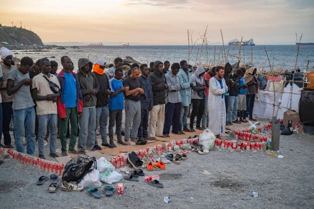 The humanitarian crisis in Ceuta continues. Several migrants pray on a beach on August 19, 2026, in Ceuta, Spain. Ceuta continues to face a serious humanitarian crisis following the historic mass influx of more than 70,000 migrants who swam across the Tarajal Strait on July 30 and 31. Although the police deployment and border reinforcement by by Moroccan authorities have managed to stem the influx, the autonomous city continues to face a serious humanitarian crisis, health, and security crises. AUGUST 19, 2026 CEUTA MIGRATION CRISIS MIGRANTS IMMIGRANTS TRAMPOLÍN TARAJAL PLAYA BENÍTEZ Ceuta Ceuta, Spain  Copyright: xMarcosxMorenox 7721846