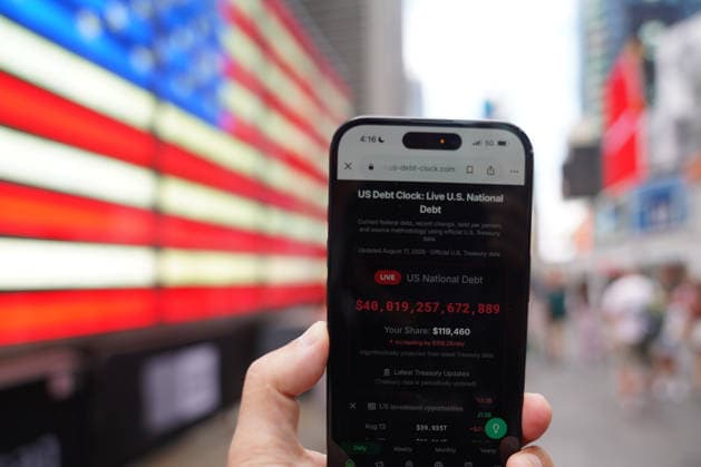 (260819) -- NEW YORK, Aug. 19, 2026 -- This photo taken on Aug. 19, 2026 shows the U.S. national debt surpassing 40 trillion U.S. dollars, in New York, the United States. The U.S. national debt has surpassed 40 trillion dollars for the first time in history, according to data released by the Treasury Department on Wednesday. ) U.S.-NEW YORK-NATIONAL DEBT-40 TRILLION ZhangxFengguo 