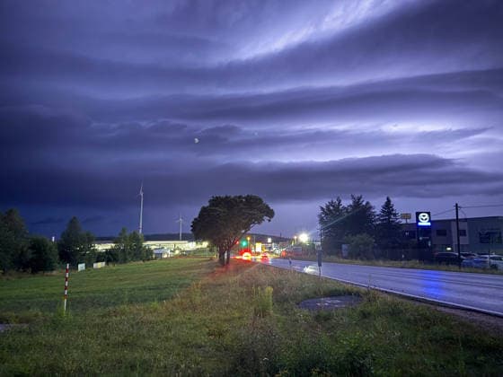 260820UnwetterPlauen News ID: EN 2026-08-20 Unwetter über Mitteldeutschland sorgt für Feuerwehreinsätze Plauen. Kräftige Gewitter sind in der vergangenen Nacht gegen 23 Uhr über weite Teile Mitteldeutschlands gezogen und haben dabei für Feuerwehreinsätze gesorgt. Im Vogtland stürzten durch die schweren Sturmböen, Bäume um. So auch auf der Kemmlerstraße in Plauen. Hier rückte die Berufsfeuerwehr Plauen an, um den Sturmschaden zu beseitigen. Hierfür wurde die Straße kurzfristig gesperrt und die Einsatzstelle ausgeleuchtet. Mit einer Kettensäge wurde der Baum zerkleinert und von der Straße geräumt. Neben dem Sturm kam es auch zu Starkregen, welcher zu Aquaplaning auf den Straßen führte. Verletzte durch das Unwetter gab es e