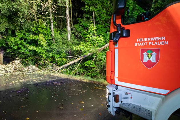 260820UnwetterPlauen News ID: EN 2026-08-20 Unwetter über Mitteldeutschland sorgt für Feuerwehreinsätze Plauen. Kräftige Gewitter sind in der vergangenen Nacht gegen 23 Uhr über weite Teile Mitteldeutschlands gezogen und haben dabei für Feuerwehreinsätze gesorgt. Im Vogtland stürzten durch die schweren Sturmböen, Bäume um. So auch auf der Kemmlerstraße in Plauen. Hier rückte die Berufsfeuerwehr Plauen an, um den Sturmschaden zu beseitigen. Hierfür wurde die Straße kurzfristig gesperrt und die Einsatzstelle ausgeleuchtet. Mit einer Kettensäge wurde der Baum zerkleinert und von der Straße geräumt. Neben dem Sturm kam es auch zu Starkregen, welcher zu Aquaplaning auf den Straßen führte. Verletzte durch das Unwetter gab es e