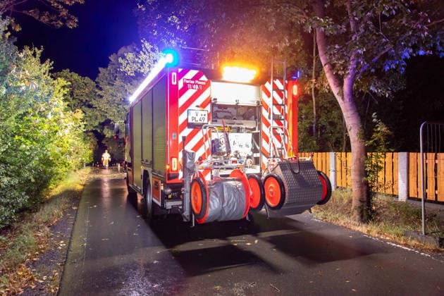 260820UnwetterPlauen News ID: EN 2026-08-20 Unwetter über Mitteldeutschland sorgt für Feuerwehreinsätze Plauen. Kräftige Gewitter sind in der vergangenen Nacht gegen 23 Uhr über weite Teile Mitteldeutschlands gezogen und haben dabei für Feuerwehreinsätze gesorgt. Im Vogtland stürzten durch die schweren Sturmböen, Bäume um. So auch auf der Kemmlerstraße in Plauen. Hier rückte die Berufsfeuerwehr Plauen an, um den Sturmschaden zu beseitigen. Hierfür wurde die Straße kurzfristig gesperrt und die Einsatzstelle ausgeleuchtet. Mit einer Kettensäge wurde der Baum zerkleinert und von der Straße geräumt. Neben dem Sturm kam es auch zu Starkregen, welcher zu Aquaplaning auf den Straßen führte. Verletzte durch das Unwetter gab es e