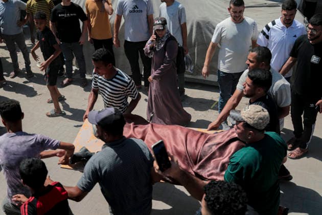 Gaza City Strike Kills Palestinians Palestinians carry a person wrapped in a blanket through a crowd after an Israeli strike near the municipal park in central Gaza City, the Gaza Strip, on August 19, 2026. At least nine Palestinians were killed and more than 15 others were wounded in the strike, including women and children, according to an initial toll. The strike came shortly after another Israeli attack targeted the municipal police command headquarters in Gaza City. Gaza Gaza Strip Palestinian Territories Copyright: xEyadxAzamx