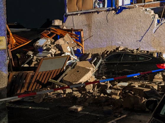 Sturm lässt zwei Hausfassaden einstürzen Familien evakuiert Notunterkunft in Schule errichtet Am 19.08.2026 stürzten gegen 19:30 Uhr infolge eines schweren Unwetters in Höhr-Grenzhausen im Westerwaldkreis die Fassaden zweier Häuser in der Straße In den Baumgärten ein. Betroffene Familien mussten evakuiert werden, Schutt fiel auf Straße und Autos, die Straße wurde abgesperrt. Die Familien werden in einer Notunterkunft in der Goetheschule untergebracht. Im gesamten Westerwaldkreis kam es zu über 100 Einsatzstellen infolge des Unwetters, mit beschädigten Gebäuden und Stromausfällen. Höhr-Grenzhausen Rheinland-Pfalz Deutschland *** Storm Causes Two House Facades to Collapse; Families Evacuated; Emergency Shelter Set Up in