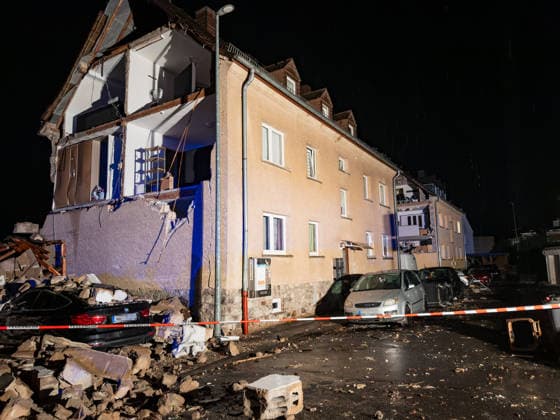 Sturm lässt zwei Hausfassaden einstürzen Familien evakuiert Notunterkunft in Schule errichtet Am 19.08.2026 stürzten gegen 19:30 Uhr infolge eines schweren Unwetters in Höhr-Grenzhausen im Westerwaldkreis die Fassaden zweier Häuser in der Straße In den Baumgärten ein. Betroffene Familien mussten evakuiert werden, Schutt fiel auf Straße und Autos, die Straße wurde abgesperrt. Die Familien werden in einer Notunterkunft in der Goetheschule untergebracht. Im gesamten Westerwaldkreis kam es zu über 100 Einsatzstellen infolge des Unwetters, mit beschädigten Gebäuden und Stromausfällen. Höhr-Grenzhausen Rheinland-Pfalz Deutschland *** Storm Causes Two House Facades to Collapse; Families Evacuated; Emergency Shelter Set Up in