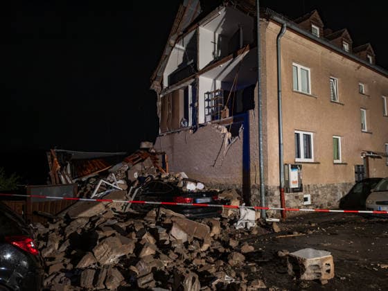 Sturm lässt zwei Hausfassaden einstürzen Familien evakuiert Notunterkunft in Schule errichtet Am 19.08.2026 stürzten gegen 19:30 Uhr infolge eines schweren Unwetters in Höhr-Grenzhausen im Westerwaldkreis die Fassaden zweier Häuser in der Straße In den Baumgärten ein. Betroffene Familien mussten evakuiert werden, Schutt fiel auf Straße und Autos, die Straße wurde abgesperrt. Die Familien werden in einer Notunterkunft in der Goetheschule untergebracht. Im gesamten Westerwaldkreis kam es zu über 100 Einsatzstellen infolge des Unwetters, mit beschädigten Gebäuden und Stromausfällen. Höhr-Grenzhausen Rheinland-Pfalz Deutschland *** Storm Causes Two House Facades to Collapse; Families Evacuated; Emergency Shelter Set Up in