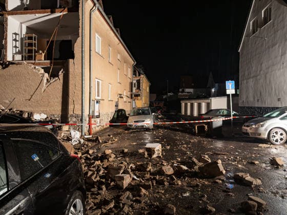Sturm lässt zwei Hausfassaden einstürzen Familien evakuiert Notunterkunft in Schule errichtet Am 19.08.2026 stürzten gegen 19:30 Uhr infolge eines schweren Unwetters in Höhr-Grenzhausen im Westerwaldkreis die Fassaden zweier Häuser in der Straße In den Baumgärten ein. Betroffene Familien mussten evakuiert werden, Schutt fiel auf Straße und Autos, die Straße wurde abgesperrt. Die Familien werden in einer Notunterkunft in der Goetheschule untergebracht. Im gesamten Westerwaldkreis kam es zu über 100 Einsatzstellen infolge des Unwetters, mit beschädigten Gebäuden und Stromausfällen. Höhr-Grenzhausen Rheinland-Pfalz Deutschland *** Storm Causes Two House Facades to Collapse; Families Evacuated; Emergency Shelter Set Up in