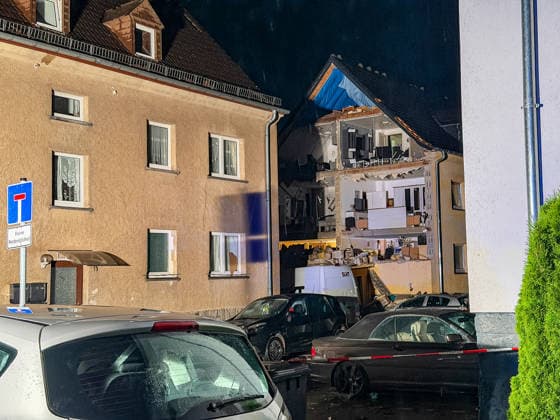 Sturm lässt zwei Hausfassaden einstürzen Familien evakuiert Notunterkunft in Schule errichtet Am 19.08.2026 stürzten gegen 19:30 Uhr infolge eines schweren Unwetters in Höhr-Grenzhausen im Westerwaldkreis die Fassaden zweier Häuser in der Straße In den Baumgärten ein. Betroffene Familien mussten evakuiert werden, Schutt fiel auf Straße und Autos, die Straße wurde abgesperrt. Die Familien werden in einer Notunterkunft in der Goetheschule untergebracht. Im gesamten Westerwaldkreis kam es zu über 100 Einsatzstellen infolge des Unwetters, mit beschädigten Gebäuden und Stromausfällen. Höhr-Grenzhausen Rheinland-Pfalz Deutschland *** Storm Causes Two House Facades to Collapse; Families Evacuated; Emergency Shelter Set Up in