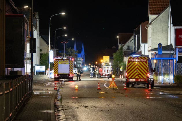 Windhose reißt Dächer weg zahlreiche Häuser und Straßen massiv beschädigt Am 19.08.2026 löste eine Windhose beziehungsweise ein möglicher kleiner Tornado in Solms-Oberndorf im Lahn-Dill-Kreis eine Großschadenslage aus. Die Freiwillige Feuerwehr der Stadt Solms wurde um 20:18 Uhr alarmiert, zahlreiche Häuser und mehrere Straßen wurden massiv beschädigt, Dachteile wurden bis zu drei oder vier Straßen weit getragen. Rund 60 Einsatzkräfte der Feuerwehr Solms und des THW sicherten die Einsatzstelle, drei Häuser waren laut Stadtbrandinspektor Oliver Schweitzer einsturzgefährdet. Verletzte gab es weder unter der Bevölkerung noch unter den Einsatzkräften, alle betroffenen Bewohner konnten laut Bürgermeisterin Katharina Didlapp