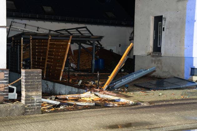 Windhose reißt Dächer weg zahlreiche Häuser und Straßen massiv beschädigt Am 19.08.2026 löste eine Windhose beziehungsweise ein möglicher kleiner Tornado in Solms-Oberndorf im Lahn-Dill-Kreis eine Großschadenslage aus. Die Freiwillige Feuerwehr der Stadt Solms wurde um 20:18 Uhr alarmiert, zahlreiche Häuser und mehrere Straßen wurden massiv beschädigt, Dachteile wurden bis zu drei oder vier Straßen weit getragen. Rund 60 Einsatzkräfte der Feuerwehr Solms und des THW sicherten die Einsatzstelle, drei Häuser waren laut Stadtbrandinspektor Oliver Schweitzer einsturzgefährdet. Verletzte gab es weder unter der Bevölkerung noch unter den Einsatzkräften, alle betroffenen Bewohner konnten laut Bürgermeisterin Katharina Didlapp