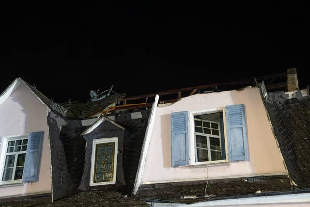 Windhose reißt Dächer weg zahlreiche Häuser und Straßen massiv beschädigt Am 19.08.2026 löste eine Windhose beziehungsweise ein möglicher kleiner Tornado in Solms-Oberndorf im Lahn-Dill-Kreis eine Großschadenslage aus. Die Freiwillige Feuerwehr der Stadt Solms wurde um 20:18 Uhr alarmiert, zahlreiche Häuser und mehrere Straßen wurden massiv beschädigt, Dachteile wurden bis zu drei oder vier Straßen weit getragen. Rund 60 Einsatzkräfte der Feuerwehr Solms und des THW sicherten die Einsatzstelle, drei Häuser waren laut Stadtbrandinspektor Oliver Schweitzer einsturzgefährdet. Verletzte gab es weder unter der Bevölkerung noch unter den Einsatzkräften, alle betroffenen Bewohner konnten laut Bürgermeisterin Katharina Didlapp