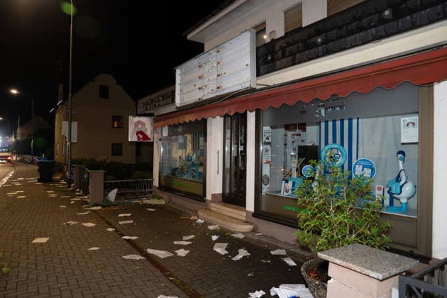 Windhose reißt Dächer weg zahlreiche Häuser und Straßen massiv beschädigt Am 19.08.2026 löste eine Windhose beziehungsweise ein möglicher kleiner Tornado in Solms-Oberndorf im Lahn-Dill-Kreis eine Großschadenslage aus. Die Freiwillige Feuerwehr der Stadt Solms wurde um 20:18 Uhr alarmiert, zahlreiche Häuser und mehrere Straßen wurden massiv beschädigt, Dachteile wurden bis zu drei oder vier Straßen weit getragen. Rund 60 Einsatzkräfte der Feuerwehr Solms und des THW sicherten die Einsatzstelle, drei Häuser waren laut Stadtbrandinspektor Oliver Schweitzer einsturzgefährdet. Verletzte gab es weder unter der Bevölkerung noch unter den Einsatzkräften, alle betroffenen Bewohner konnten laut Bürgermeisterin Katharina Didlapp