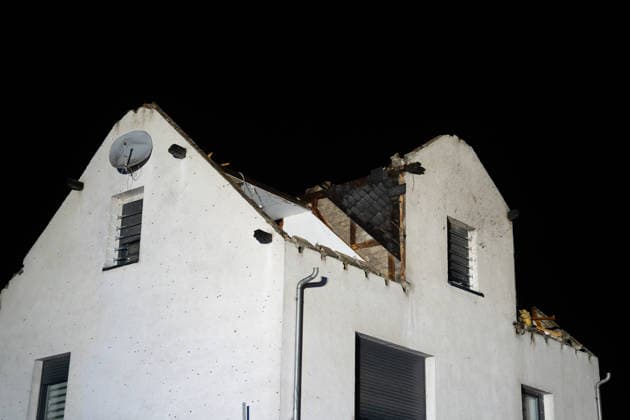 Windhose reißt Dächer weg zahlreiche Häuser und Straßen massiv beschädigt Am 19.08.2026 löste eine Windhose beziehungsweise ein möglicher kleiner Tornado in Solms-Oberndorf im Lahn-Dill-Kreis eine Großschadenslage aus. Die Freiwillige Feuerwehr der Stadt Solms wurde um 20:18 Uhr alarmiert, zahlreiche Häuser und mehrere Straßen wurden massiv beschädigt, Dachteile wurden bis zu drei oder vier Straßen weit getragen. Rund 60 Einsatzkräfte der Feuerwehr Solms und des THW sicherten die Einsatzstelle, drei Häuser waren laut Stadtbrandinspektor Oliver Schweitzer einsturzgefährdet. Verletzte gab es weder unter der Bevölkerung noch unter den Einsatzkräften, alle betroffenen Bewohner konnten laut Bürgermeisterin Katharina Didlapp