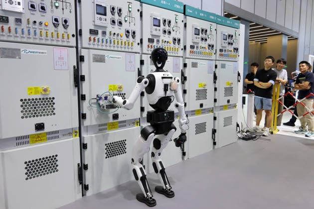 2026 World Robot Conference in Beijing A patrol robot works in front of an electrical cabinet at the 2026 World Robot Conference in Beijing, China on August 19, 2026. Beijing Beijing China  Copyright: xCFOTOx i1787223862356