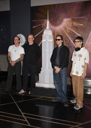 NEW YORK, NY - AUGUST 19: Weezer light the Empire State Building to Celebrate the Release of Weezer (The Gold Album) in Support of Hearts of Gold on August 19, 2026 in New York City. New York City USA - ZUMAa123 20260819_zaa_a123_072 Copyright: xJohnxFyckex