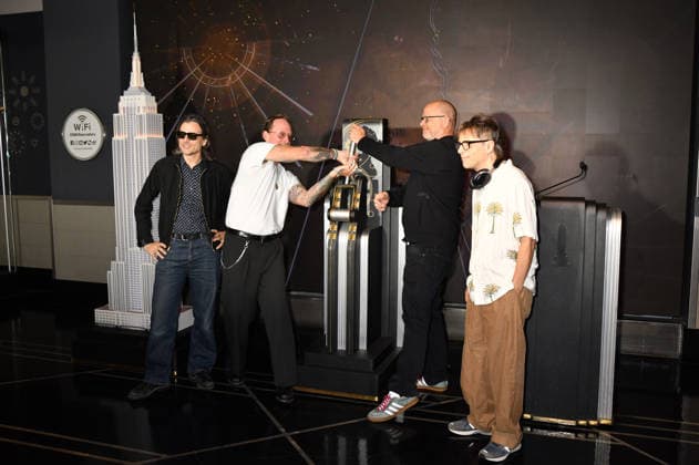 NEW YORK, NY - AUGUST 19: Weezer light the Empire State Building to Celebrate the Release of Weezer (The Gold Album) in Support of Hearts of Gold on August 19, 2026 in New York City. New York City USA - ZUMAa123 20260819_zaa_a123_065 Copyright: xJohnxFyckex