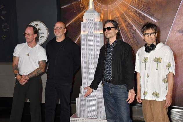 NEW YORK, NY - AUGUST 19: Weezer light the Empire State Building to Celebrate the Release of Weezer (The Gold Album) in Support of Hearts of Gold on August 19, 2026 in New York City. New York City USA - ZUMAa123 20260819_zaa_a123_069 Copyright: xJohnxFyckex
