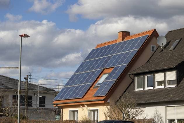 Photovoltaikanlage auf dem Dach eines Einfamilienhauses erzeugt Solarstrom Photovoltaic system on the roof of a detached house generates solar power Copyright: imageBROKER KarinaxSchultze ibxiqx18648065.jpg