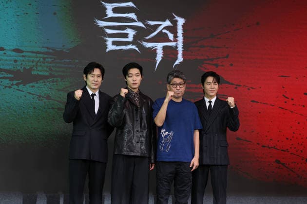 Netflix original series Mousetrap Netflix original series Mousetrap The stars of the upcoming Netflix original series Mousetrap -- Seol Kyung-koo, Ryu Jun-yeol and Lee Kyu-hyung (L to R) -- along with director Kim Hong-sun (2nd from L) -- pose for a photo during a publicity event in Seoul on Aug. 20, 2026. The eight-episode series will be released worldwide on Aug. 28. (Yonhap) 2026-08-20 12:50:11 < 1980-2026 YONHAPNEWS AGENCY. .> ¼­¿ïÆ¯º°½Ã EDITORIAL USE ONLY  Copyright: xx PYH2026082010330034400 YonhapxNewsx yonphotos255787