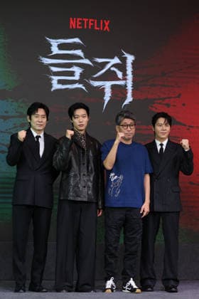 Netflix original series Mousetrap Netflix original series Mousetrap The stars of the upcoming Netflix original series Mousetrap -- Seol Kyung-koo, Ryu Jun-yeol and Lee Kyu-hyung (L to R) -- along with director Kim Hong-sun (2nd from L) -- pose for a photo during a publicity event in Seoul on Aug. 20, 2026. The eight-episode series will be released worldwide on Aug. 28. (Yonhap) 2026-08-20 12:50:05 < 1980-2026 YONHAPNEWS AGENCY. .> ¼­¿ïÆ¯º°½Ã EDITORIAL USE ONLY  Copyright: xx PYH2026082010320034400 YonhapxNewsx yonphotos255778