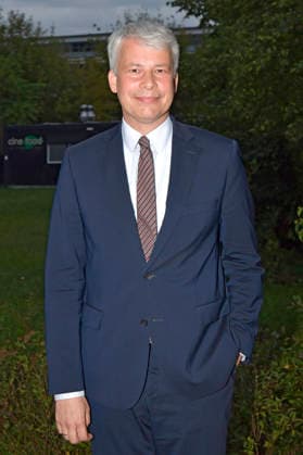 Steffen Bilger bei einem Photoshooting im Park. Berlin, 19.08.2026 *** Steffen Bilger during a photo shoot at Park Berlin, August 19, 2026 Foto:xM.xBehrensx xFuturexImagex bilger_6804
